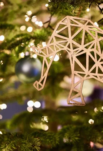 Festlich geschmückter Baum mit Elefanten-Ornament und Lichterketten im Hotel Elephant Weimar zu Weihnachten.