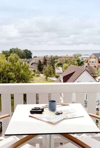 Aussicht vom Balkon des Koopmanns Hotel und Lädchen Rügen über Dächer und Ostsee