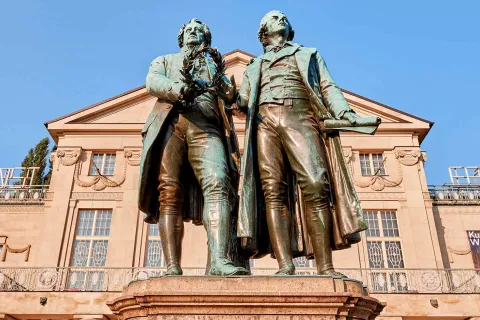 Goethe-Schiller-Denkmal vor dem Deutschen Nationaltheater in Weimar.