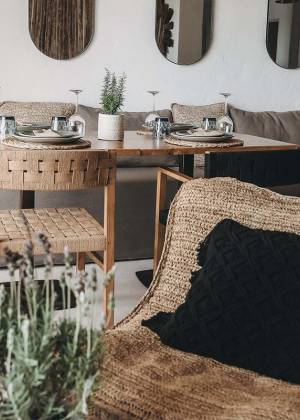 Stilvolles Barefoot Restaurant im Boho-Design in Portocolom mit vielfältigen Gerichten zum Genießen.
