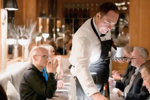 Johannes Wallner serviert ein Gericht bei einer exklusiven Veranstaltung im Hotel Elephant Weimar.