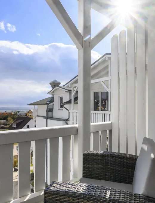 Sonniger Balkon mit Rattanmöbeln im Koopmanns Hotel und Lädchen auf Rügen mit Ausblick auf die Umgebung.