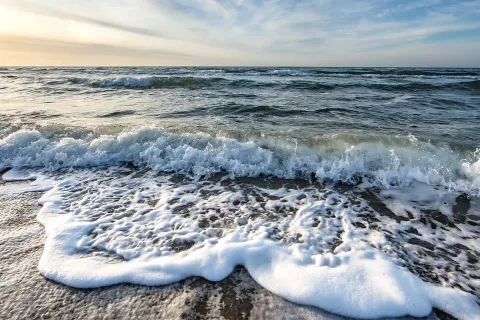 Weite Ostsee und brechende Wellen, direkt zu sehen vom Vju Hotel auf Rügen und Kaiserhof Heringsdorf auf Usedom.