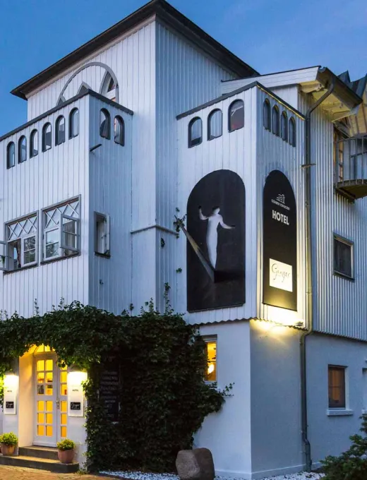 Beleuchtetes Hotel Elisabeth von Eicken bei Dämmerung, historische Architektur und stilvolles Design.
