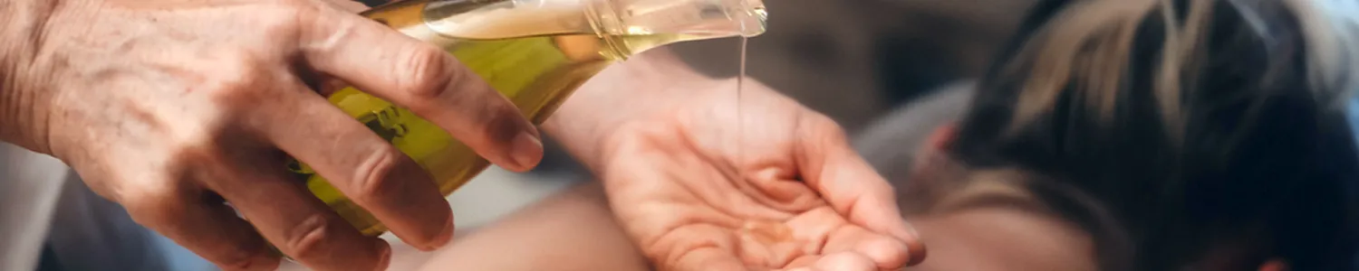 Eine wohltuende Rückenmassage mit hochwertigem Massageöl.