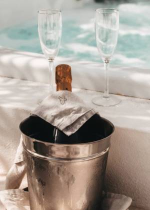 Moderner Whirlpool mit Schaumwein und gemütlicher Atmosphäre für Angebote vom Barefoot Hotel Mallorca.