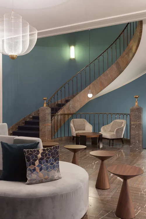 Sitzecke im Foyer des Hotel Elephant Weimar mit modernen Sesseln und runden Tischen in elegantem Design.