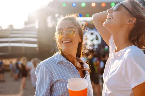 Frauen besuchen das Open Air Festival auf Usedom und genießen die Stimmung.
