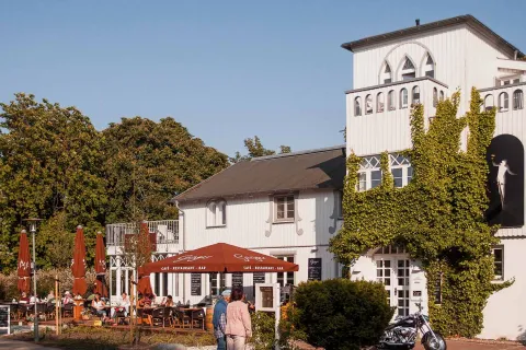 Hotel Elisabeth von Eicken in Ahrenshoop beeindruckt mit seiner kunstvollen, hellen Hausfassade und dem mediterranen Turm.