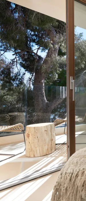 Helles Doppelzimmer mit Naturdekor und Balkon im Barefoot Hotel Mallorca