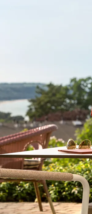 Sonnige Hotelterrasse im Vju Hotel Rügen mit Blick aufs Meer und zwei Aperol Spritz – perfekt fürs All-inclusive Sommerspecial!