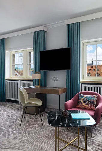 Elegantes Hotelzimmer im Hotel Elephant Weimar mit Blick auf die historische Altstadt und gemütlichem, modernen Interieur.