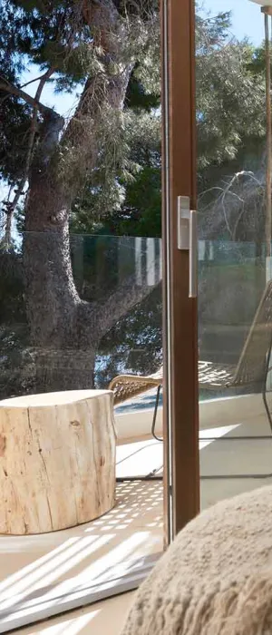Modernes Zimmer im Barefoot Hotel Mallorca mit Zugang zu privatem Balkon