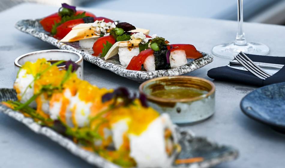 Zwei Platten mit kunstvoll angerichtetem Sushi und frischen Zutaten im #herrhoshi Restaurant in Ahrenshoop.