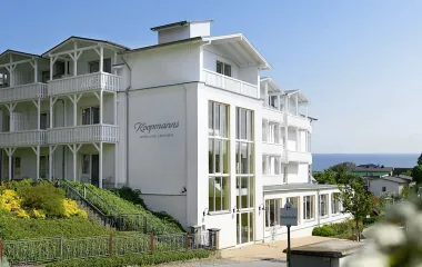 Außenansicht des Koopmanns Hotel und Lädchen auf Rügen mit Balkonen und Meerblick.