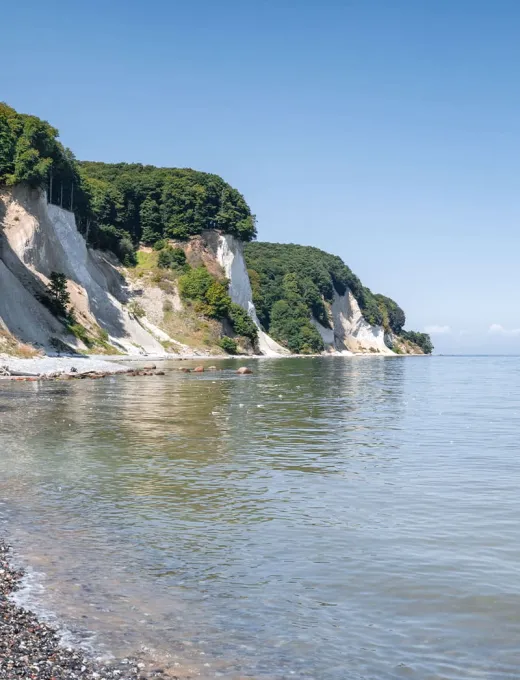 Kreidefelsen auf Rügen mit ruhigem Meer und klarem Himmel.