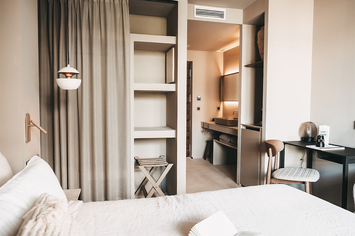 Moderna habitación doble Confort Puerto en el Hotel Barefoot Mallorca con baño de lujo y ambiente acogedor