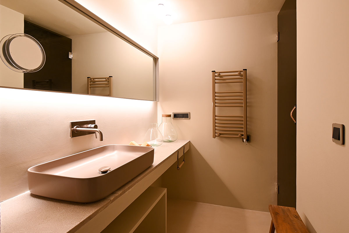 Moderno cuarto de baño en la habitación doble Mar del Barefoot Hotel Mallorca con lavabo, gran espejo y elegantes detalles.