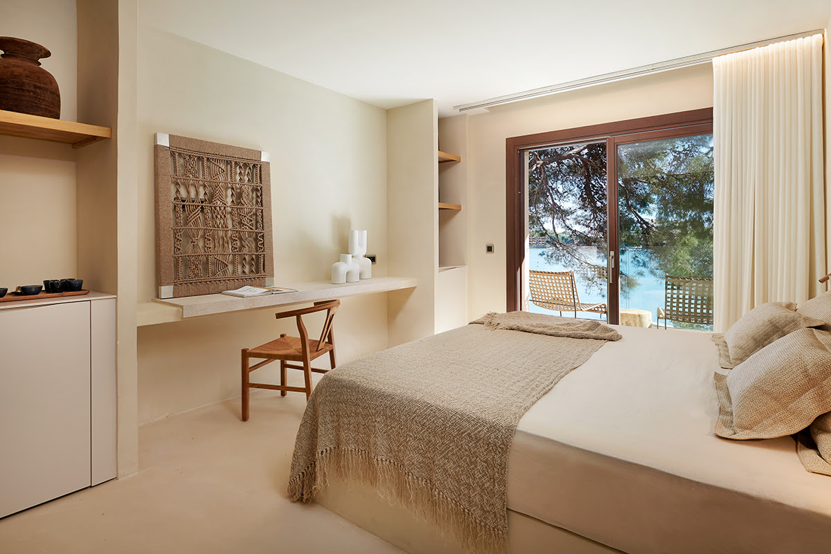 Habitación doble Mar con diseño moderno, cama confortable, terraza privada y vistas panorámicas al mar en Barefoot Hotel Mallorca