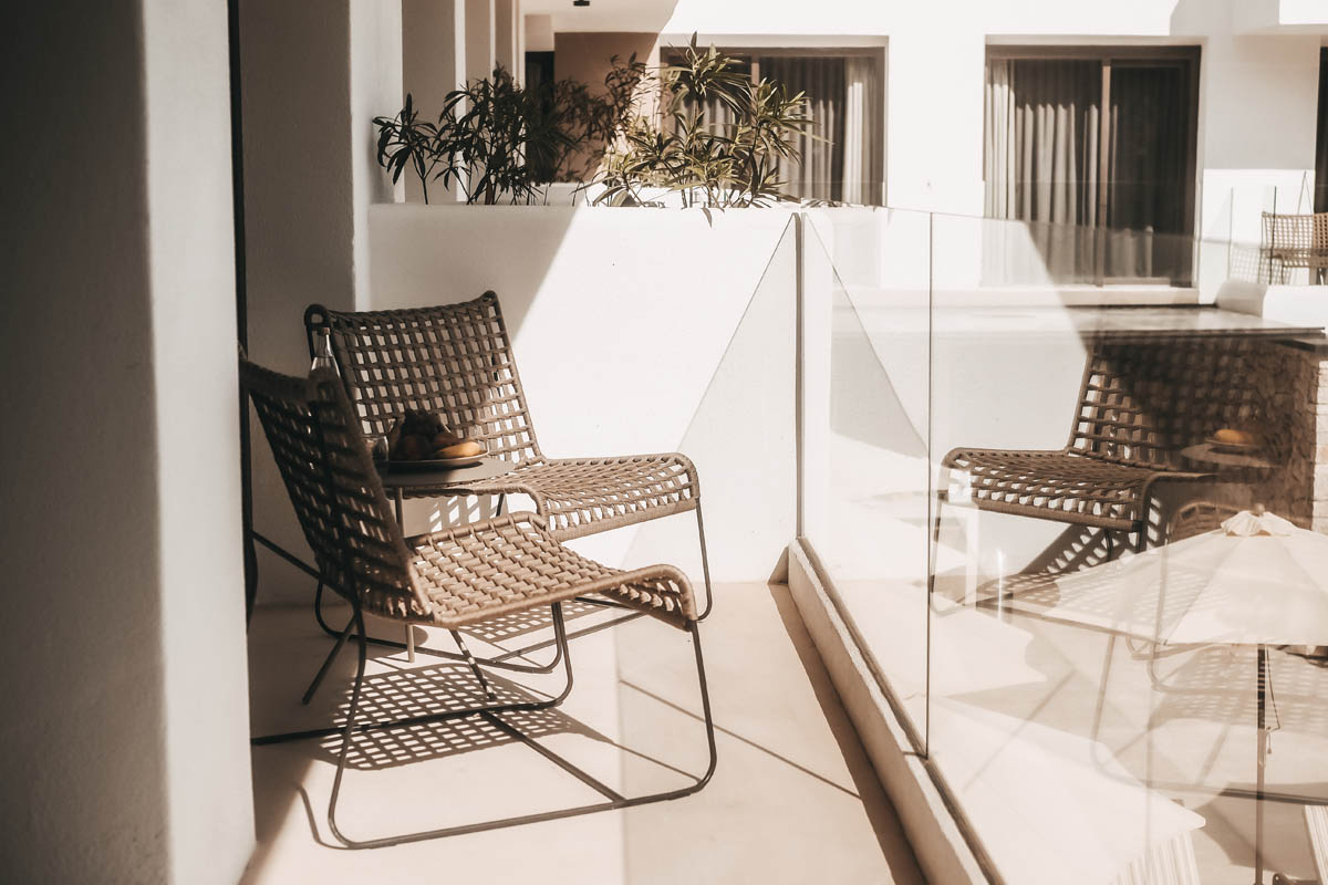 Elegante balcón amueblado en la Habitación Doble Deluxe Oasis del Hotel Barefoot en Mallorca, perfecto para momentos de tranquilidad.