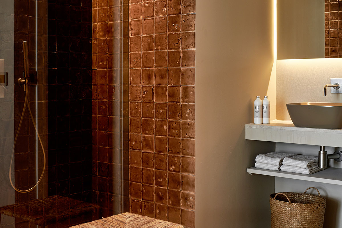 Moderna ducha con elegantes detalles y zona de lavado en la Habitación Doble Deluxe Oasis del Hotel Barefoot en Mallorca.
