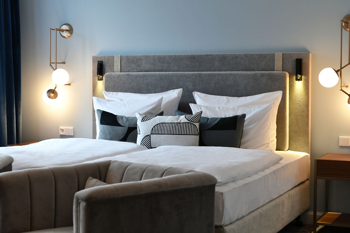 Zimmer im Hotel Elephant mit gemütlichen Betten, warmem Lichtdesign und stilvoller Einrichtung für eine erholsame Auszeit.