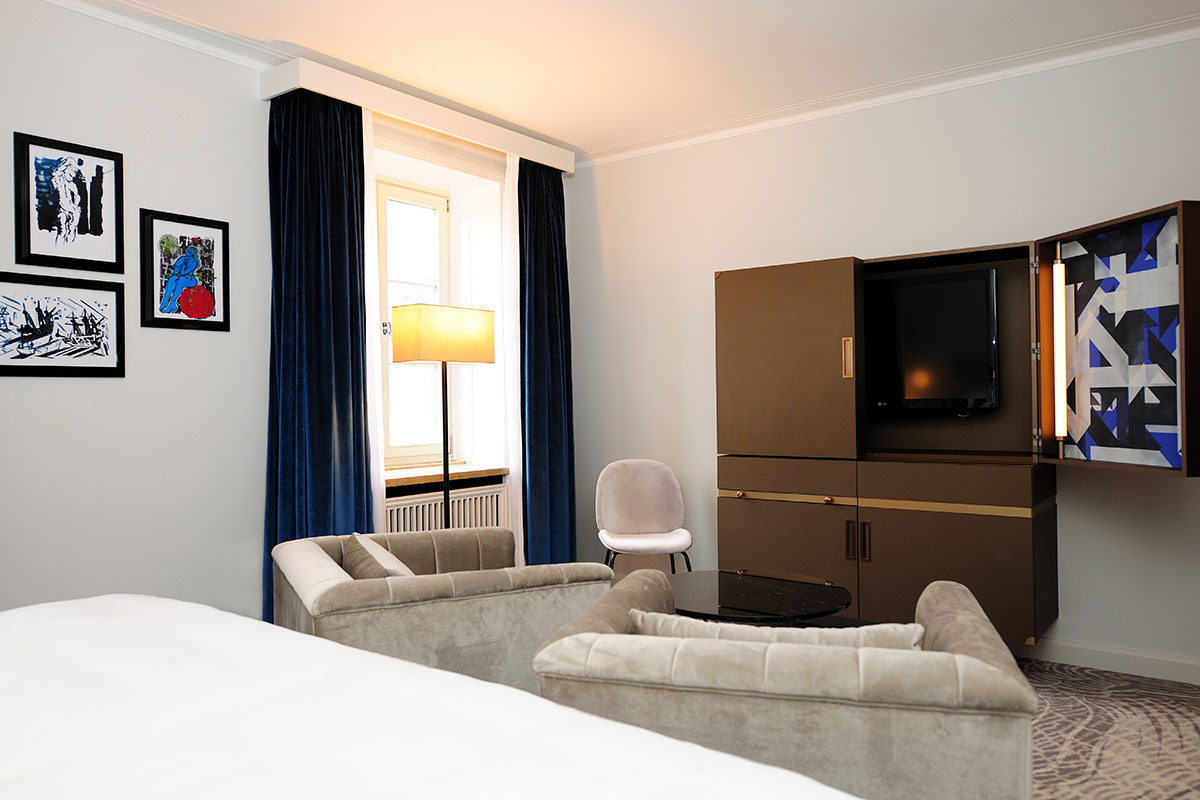Gemütlicher Sitzbereich im Grand Deluxe Zimmer des Hotel Elephant Weimar, perfekt zum Entspannen und Abschalten.