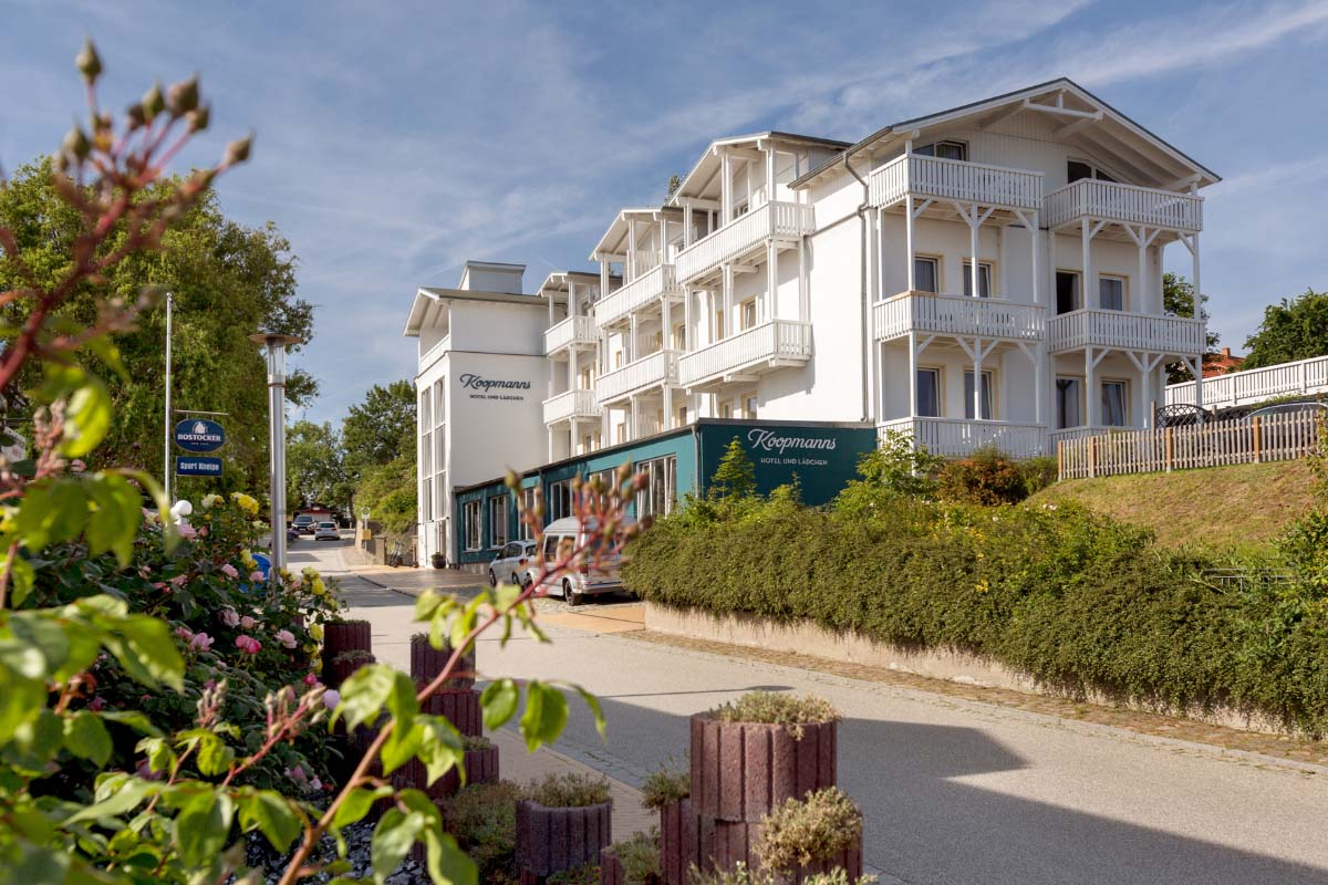 Exterior view of the Koopmanns Hotel &amp; Lädchen with modern rooms on Rügen.