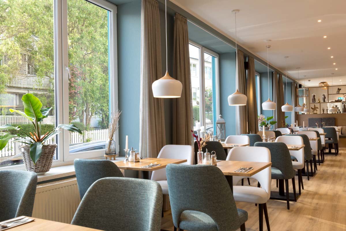 Photo of laid tables at Koopmanns Hotel und Lädchen on the island of Rügen.
