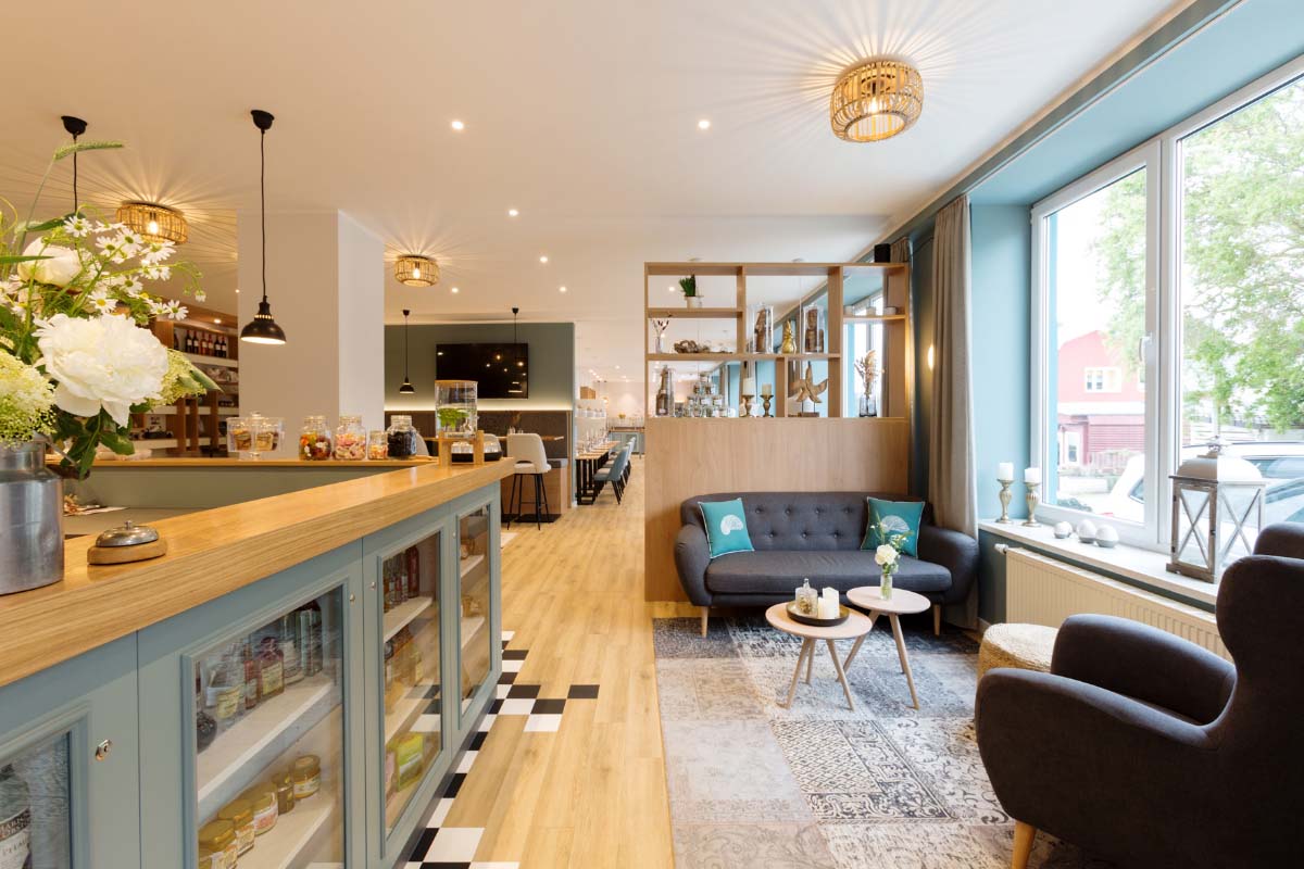 Photo of the cozy public area at the Koopmanns Hotel &amp; Lädchen with various seating options.