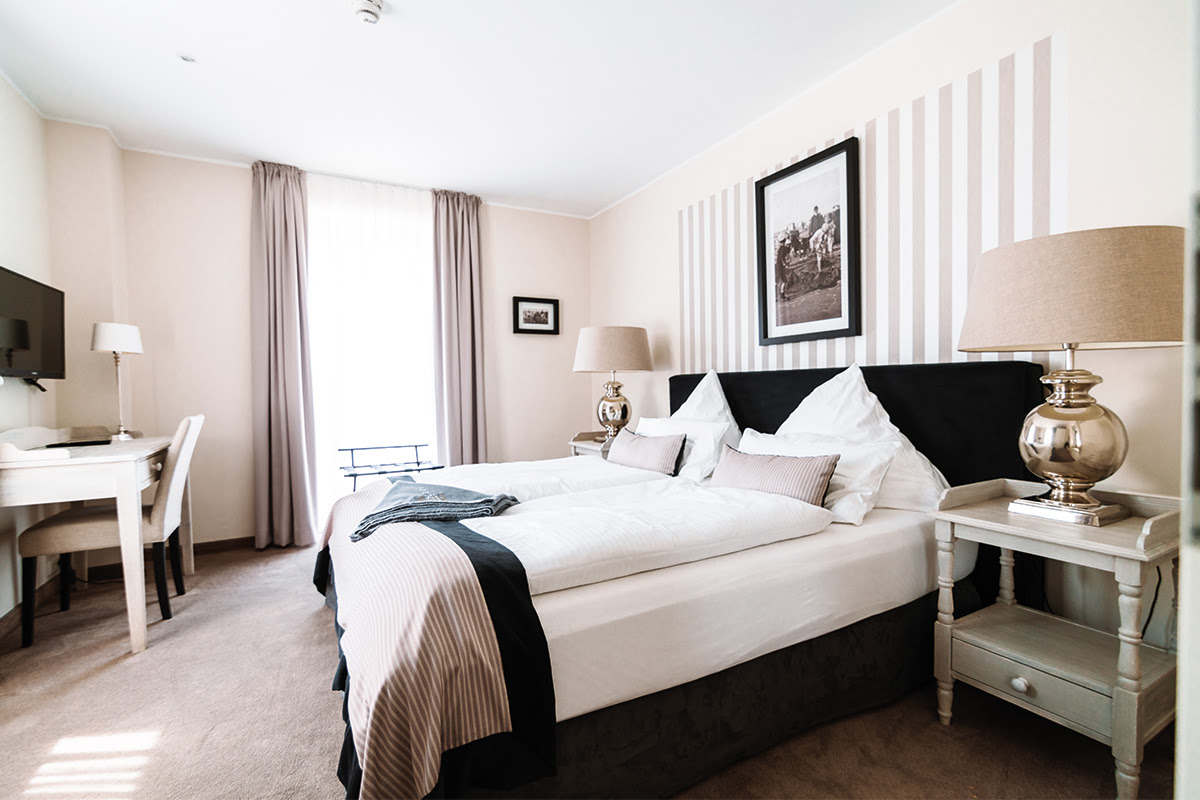 Schlafzimmer mit luxuriöser Ausstattung und natürlichem Licht in der Ferienwohnung Strandmuschel im Dünenpark Ahrenshoop.