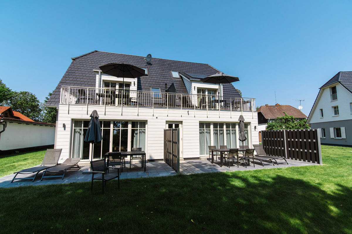 Außenansicht zweier Doppelhaushälften von denen eine zur Ferienwohnung Strandjuwel des Hotel Künstlerquartier Seezeichen gehört.