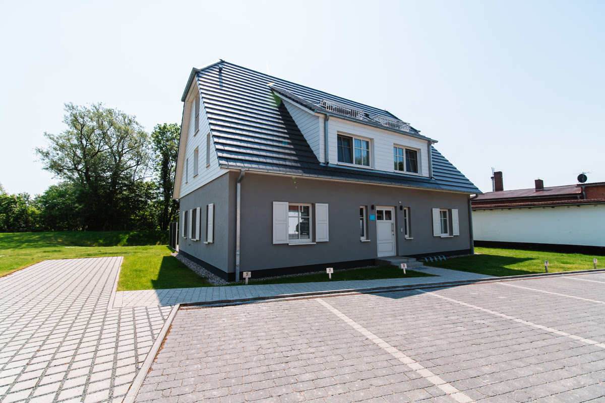 Moderne Strandvilla mit Garten und Parkmöglichkeiten in ruhiger Lage, Teil des Hotel Künstlerquartier Seezeichen.