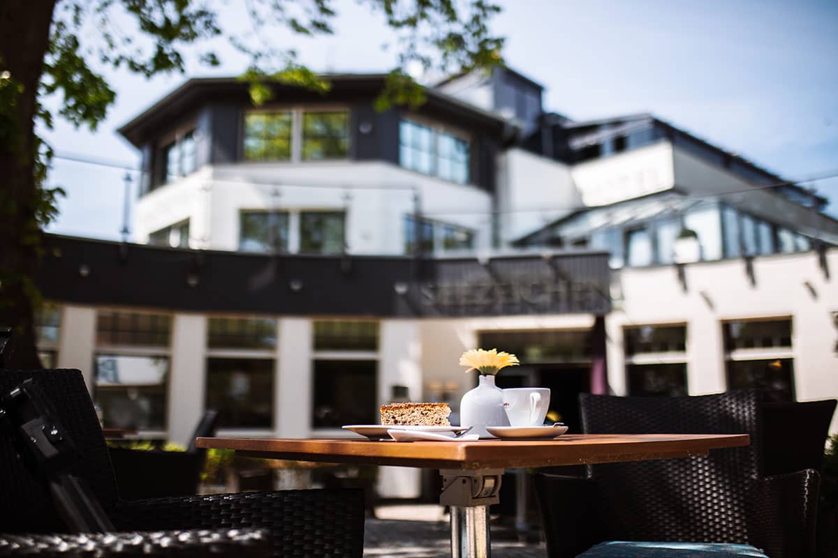 Außengastronomie des Hotel Künstlerquartier Seezeichen mit Kaffee und Kuchen bei einem Aufenthalt im Zimmer Seezeichen.