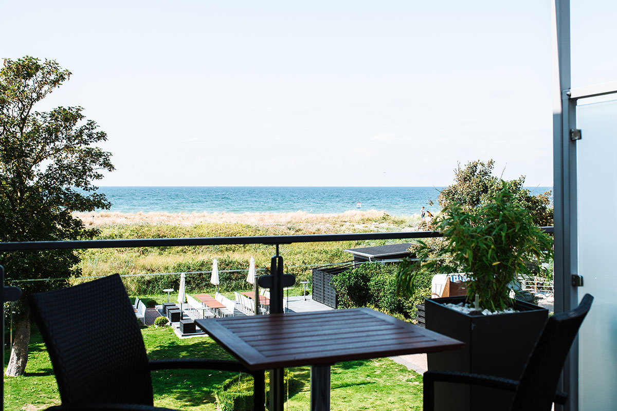 Blick vom Balkon des Einzelzimmers auf die Ostsee und die Dünen im Hotel Künstlerquartier Seezeichen.