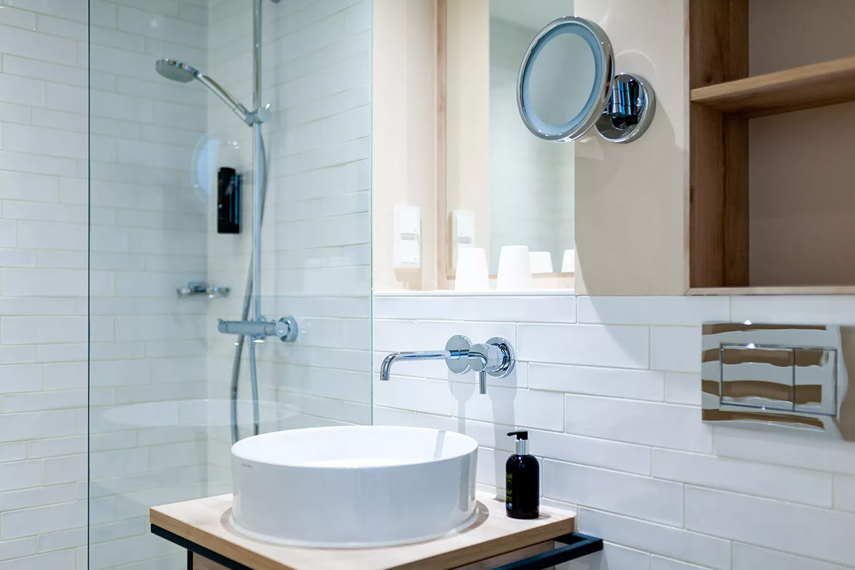 Helles, modernes Badezimmer mit großer Dusche im Muschelsucher-Zimmer des Wyn. Strandhotels auf Sylt.